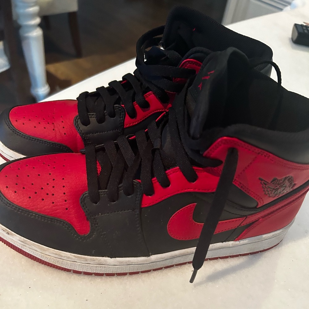Jordan 1 Mid black and red